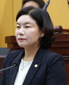 이경화 충남 서산시의원이 24일 서산시의회에서 개최된 제299회 임시회 제5차회의 시정질문을하고 있다(사진/서산시의회)