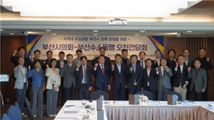 부산시의회-부산수소동맹 간담회 기념촬영 모습 (왼쪽 1열 4번째부터 : 부산TP 김형균 원장, 부산시의회 김태효 부위원장, 코렌스 조용국 회장, 부산시의회 성창용 위원장, 파나시아 이수태 회장, 부산시의회 이승우 의원)/제공=부산테크노파크