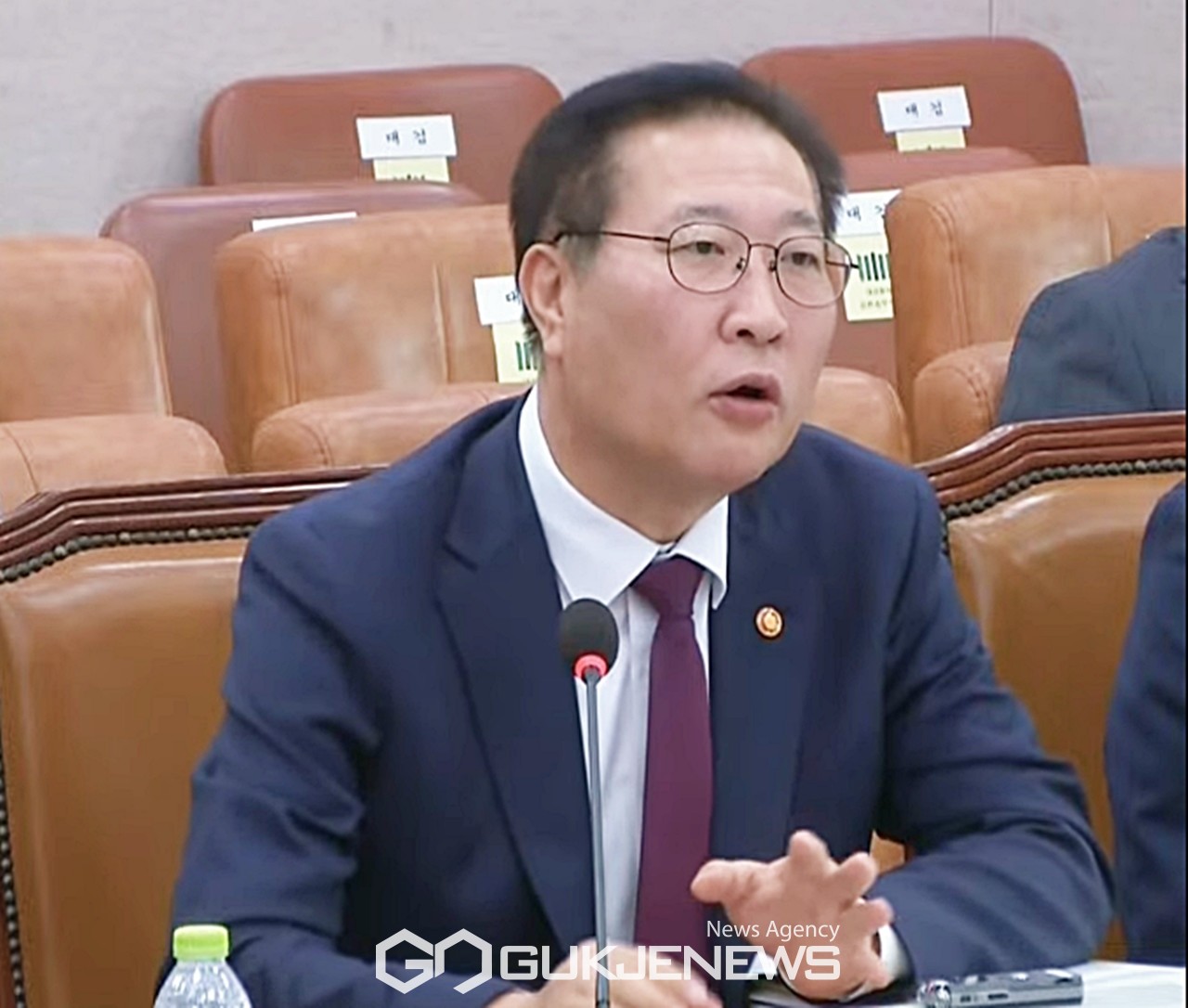 ▲박성재 법무부 장관은 25일 국회 법제사법위원회 종합 국정감사에서 민주당 의원과 이화영 증인이 요구하는 자료는 이런 내용은 법정에서 주장하고 진술의 신빙성을 확보하기 위한 여러 가지를 해야지 이런 것을 국정감사에서 하는게 맞는지 정말 의문이라고 말하고 있다./사진=원명국 기자