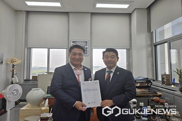 왼쪽부터 정영철 영동군수, 박정 국회 예결위원장.(제공=영동군청)