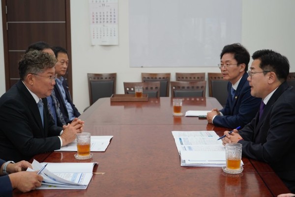 장세일 군수가 박찬대 민주당 원내 대표와 면담을 진행하고 있다. ⓒ 영광군