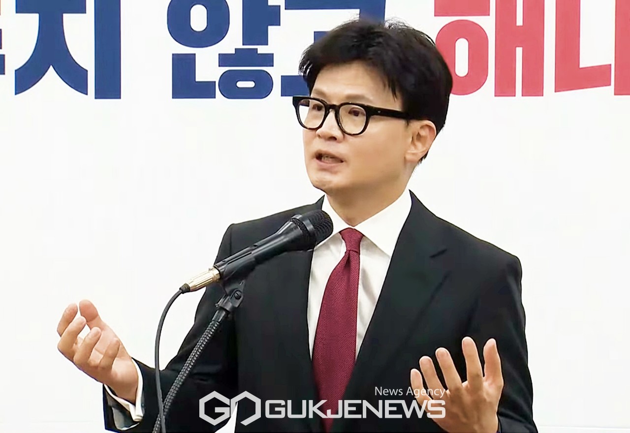 ▲한동훈 국민의힘 대표는 30일 당 대표 취임 100일 기자회견에서 국민 눈높이에 맞추고 민심을 따라야 하고 그 앞에 정치는 겸손해야 한다고 말하고 있다./사진=이용우 기자