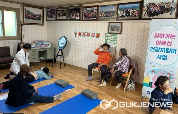 찾아가는 어르신건강지킴이 모습(사진=충주시)