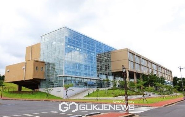 이번 57대 총학생회장 선거에 출마하는 A씨는 본지와의 인터뷰에서  특정 명칭을 사용해 사전선거운동을 펼쳤다는 것은 사실이 아니라는 뜻을 밝혔다.[사진=제주대학교 전경]