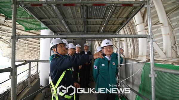 ▲ HU공사 김근영 사장과 경영진이 지난 28일 화성종합경기타운 우수관 특별 안전점검을 실시하고 있다.[사진제공=화성도시공사]