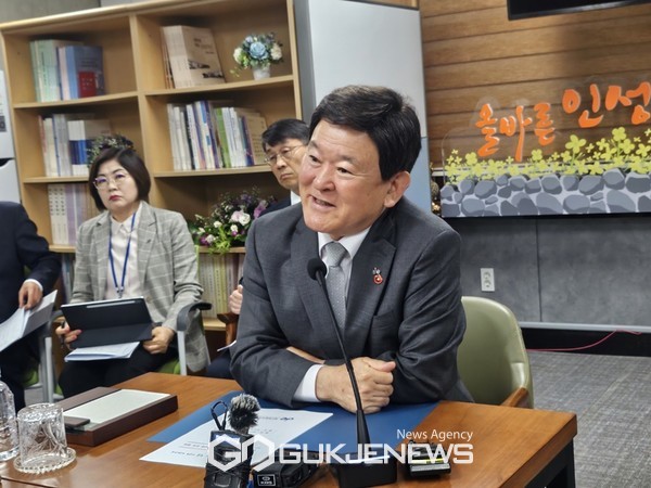 31일 김광수 교육감은 제주도교육청 기자실에서 차담회를 열고 2025년 본예산을 1조5973억원으로 편성 오늘(1일) 제주도의회에 제출한다고 밝혔다.[사진=문서현 기자]