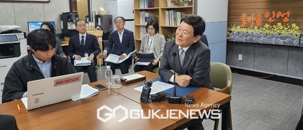 31일 김광수 교육감은 제주도교육청 기자실에서 차담회를 열고 2025년 본예산을 1조5973억원으로 편성 오늘(1일) 제주도의회에 제출한다고 밝혔다.[사진=문서현 기자]