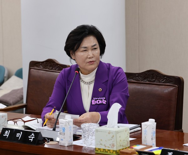 ▲ 전라남도의회 최미숙 의원이 지난 1일에 열린 관광체육국 행정사무감사에서 질의를 하고 있다.@전남도의회