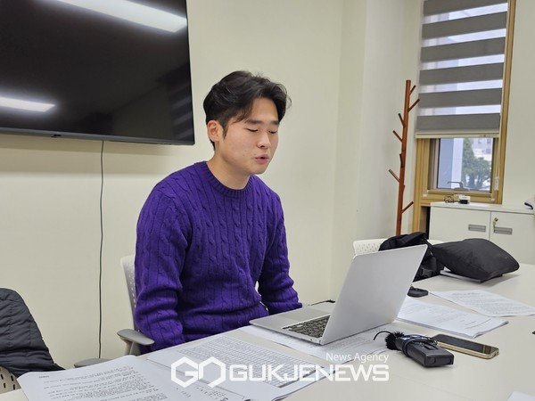 제주대학교 중앙선거관리위원회의 징계를 두고 함성 총학생회장 후보 양임성씨는 지난 3일 오후 기자회견을 열고 중선위가 패널티를 내리는 양정기준을 타 대학에서 그대로 따왔을 뿐 아니라, 양정이 과다하다며 중선위의 해임을 강력하게 촉구했다.[사진=문서현 기자]