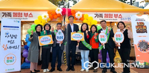 (사진제공=경남농협) NH농협 창원시지부는 창원시여성단체협의회, 창원특례시 세정과와 ‘마산가고파국화제’를 맞아 축제장에서 쌀 소비촉진 캠페인을 전개하고 있다.