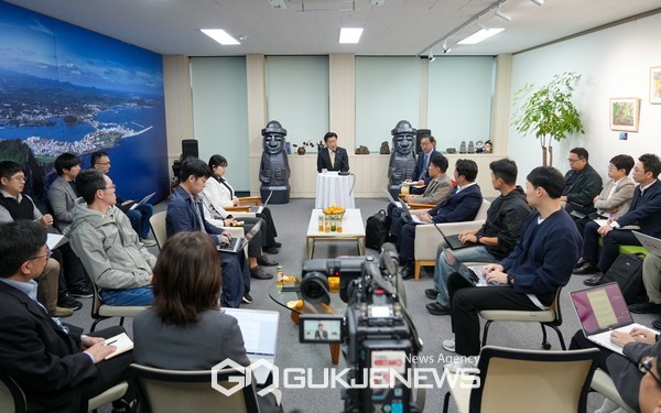 제주도는 이날 입장문을 내고 행정체제개편위원회가 도민 공론화를 거쳐 권고한 ‘시군 기초자치단체 모형’과 ‘3개 행정구역(동제주시, 서제주시, 서귀포시)’에 대해 도지사가 수용한 만큼 ‘도민의 뜻’에 따라 3개 기초자치단체 설치를 차질없이 추진하겠다고 밝혔다.[사진=제주도]