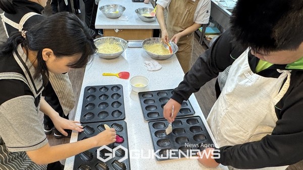 제주시교육지원청(교육장 강승민)은 지난달 22일부터 오는 21일까지 제주시 관내 공방 및 베이킹 스튜디오에서 관내 중학교 특수학급 학생 93명을 대상으로‘2024년 맞춤형 진로·직업교육’을 운영 중이다.[사진=제주도교육청]