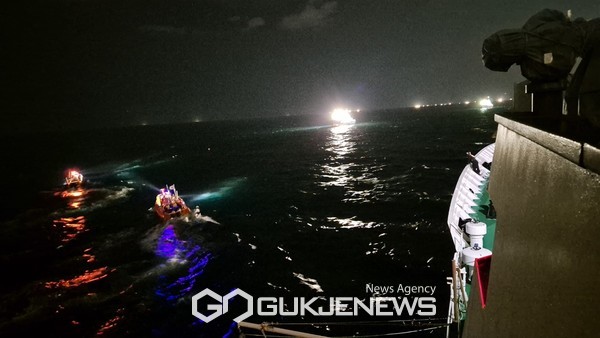 제주해양경찰서(서장 지국현)에 따르면 오늘(8일) 새벽 4시 33분경 비양도 북서방 약 24km 해상에서 부산 선적 어선 A호(129t, 대형선망, 27명)가 원인미상 침몰 중이라는 신고가 접수되어 즉시 경비함정, 구조대 등 구조세력이 현장에 출동했다.[사진=제주해양경찰서]