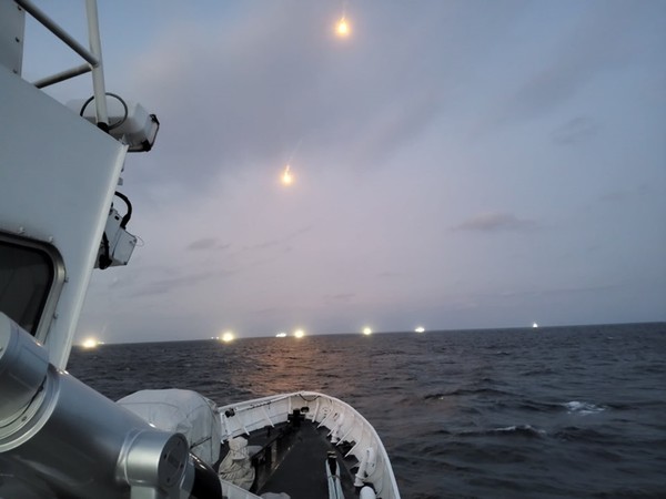 제주해경은 실종된 한국인 10명과 외국인 2명 등 12명에 대한 수색을 이어가고 있다.[사진=제주해양경찰서]