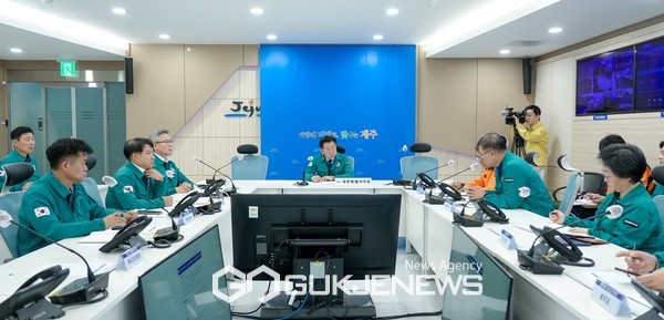 제주도는 8일 오전 제주시 비양도 북서방 24㎞ 해상에서 발생한 부산선적 근해선망 금성호(129톤급) 침몰 사고와 관련해 오전 6시 45분부로 도 재난안전대책본부를 가동하고 신속한 대응에 나섰다.[사진=제주도]