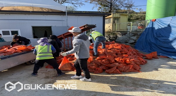 가흥1동은 민관합동으로 빙방사를 제작하고 관내 주요 도로에 비치했다