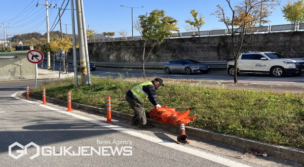 가흥1동 관계자가 빙방사를 길가에 비치하고 있다