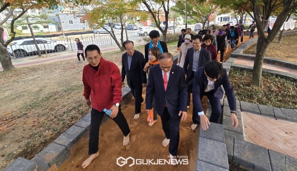 9일 이완섭 충남 서산시장(사진 맨앞 왼쪽)과 조동식 서산시의장(오른쪽)이 새로 조성된 서산중앙호수공원 황톳길을 시민들과 함께 맨발로 체험하고 있다. (사진/백승일 기자)