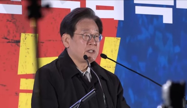 ▲이재명 더불어민주당 대표는 9일 오후 숭례문 일대에서 개최된 '김건희 윤석열 국정농단 규탄·특검 촉구 제2차 국민행동의 날' 범국민대회에는 연설을 하고 있다./델리민주