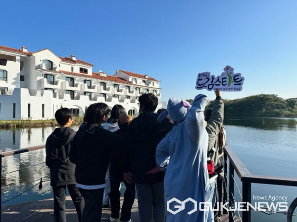 ▲용인시는 초등학교 졸업으로 드림스타트 서비스가 종료되는 아동 20명에게 제주도 졸업여행을 선물했다(사진=용인시)