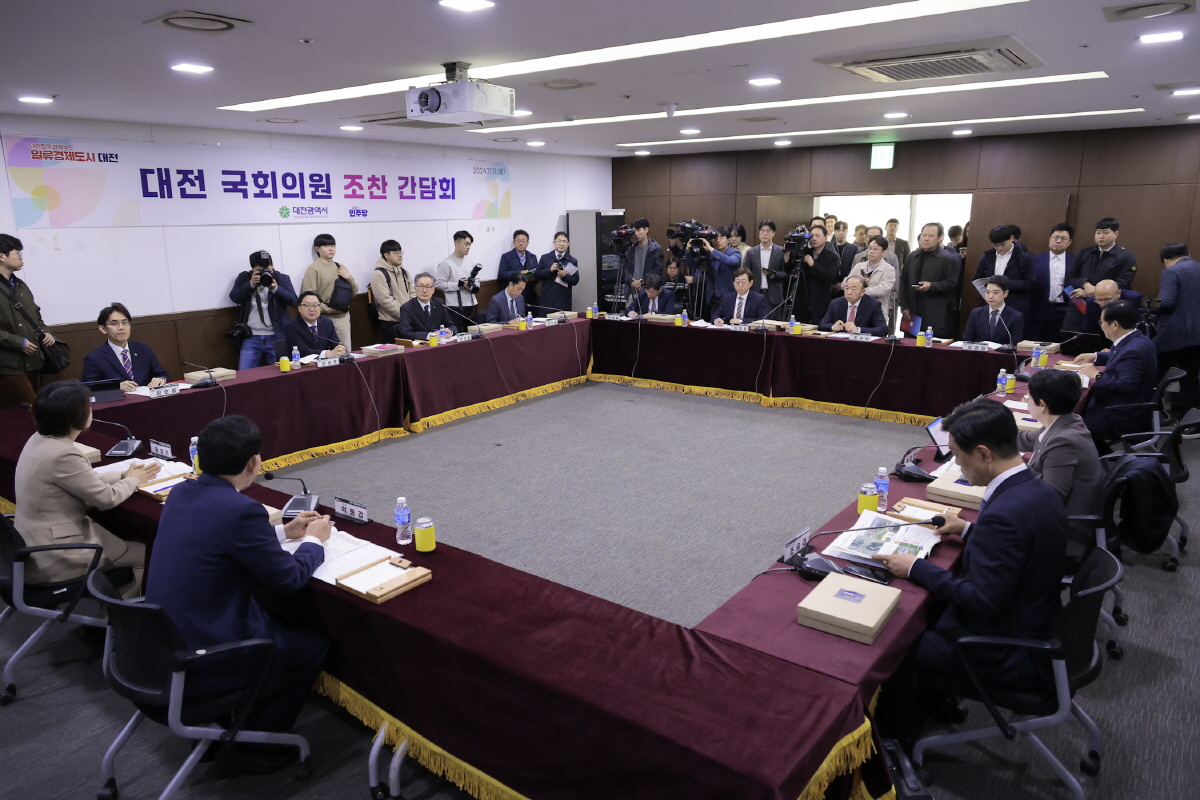 이장우 대전시장은 11일 내년도 국비 예산 확보 방안을 논의하기 위해 한국철도공사 회의실에서 지역구 국회의원들과 조찬 간담회를 개최했다. / 대전시 제공