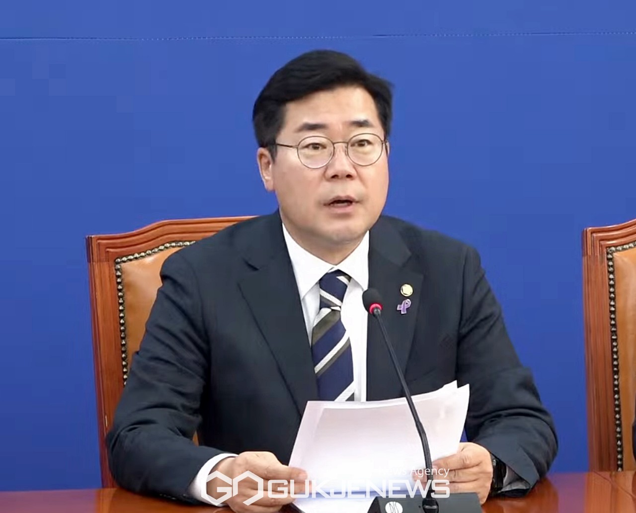 ▲박찬대 더불어민주당 원내대표는 12일 오전 국회에서 열린 원내대책회의에 참석해 한없이 가벼운 여당 대표의 거짓 약속과 잔머리에 대한민국이 더럽혀지고 있다고 말하고 있다./사진=원명국 기자