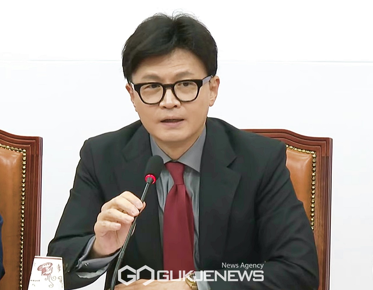 ▲한동훈 국민의힘 대표는 14일 오전 국회에서 열린 최고위원회의를 주재하며 더불어민주당이 이재명 대표 재판 1심을 앞두고 해괴망측한 자해 마케팅을 하고 있다고 비난하고 있다./사진=이용우 기자 