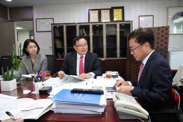 (사진제공=창원특례시)왼쪽에서 두번째 홍남표 창원시장, 서범수 국민의힘 사무총장