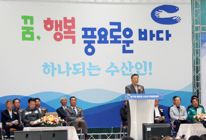 13일 가세로 충남 태안군수가 태안종합실내체육관에서 개최되고 있는 수산인 한마음대회에 참석해 인사말을 하고 있다(사진/태안군)