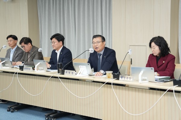 정책공감 회의에 참여한 류경기 중랑 구청장의 모습 (사진/중랑구 제공)