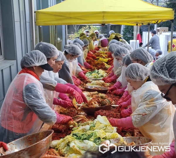 처인구 역북동은 지난 7일부터 9일까지 '사랑의 김장나눔' 행사를 열었다. 이 행사는 지난 2007년부터 매년 열리고 있다.(사진=용인시)