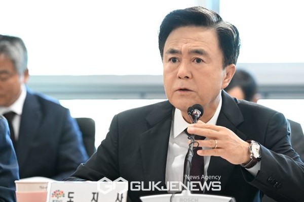 김 지사가 18일 도청 중회의실에서 개최한 제69차 실국원장회의를 주재하고 있다/충남도청 제공