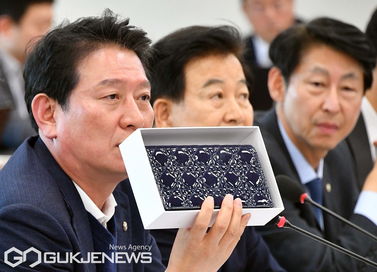 ▲18일 오전 서울 여의도 국회 과학기술정보방송통신위원회에서 열린 박장범 한국방송공사 사장 후보자 인사청문회에서 더불어민주당 조인철 의원이 박 후보자가 윤석열 대통령과의 신년대담을 진행하면서 김건희 여사가 받은 명품백을 파우치로 표현한 것에 대한 질의를 하기 위해 준비한 명품백을 보고 있다./사진=이용우기자