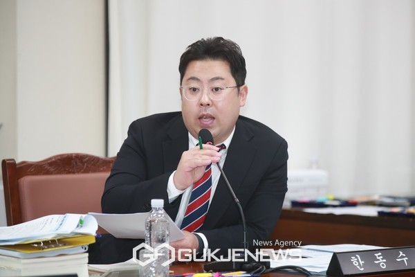  더불어민주당 한동수 의원(이도2동을)은 "예산을 빨리 활용하려면 외국인 대상으로 시범 실시하는 방안이라도 적극적으로 고민해볼 필요가 있다"고 제언했다.[사진=제주도의회]