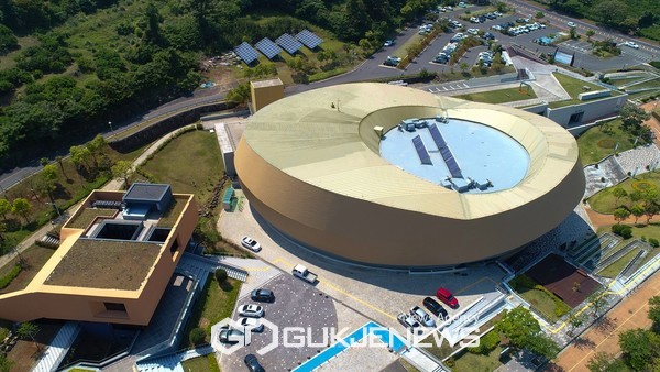 서귀포예술의전당은 올해 10월 말까지 총 29회의 기획공연, 2건의 기획전시, 6개 과정의 문화예술교육프로그램을 성공적으로 운영했다.[사진=서귀포예술의전당 전경]