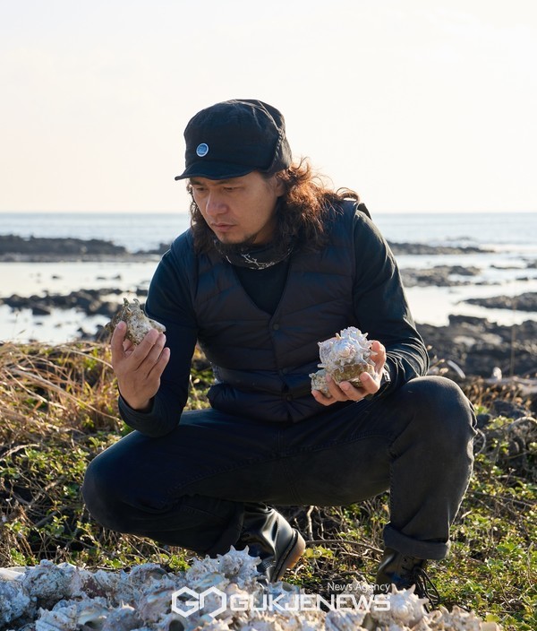 2024 제4회 제주비엔날레(총감독 이종후)의 해외 참여작가 두 명(팀)이 서귀포시 남원읍에 방문하여 제주 해녀에 대한 리서치를 진행했다.[사진=제주비엔날레 사무국]