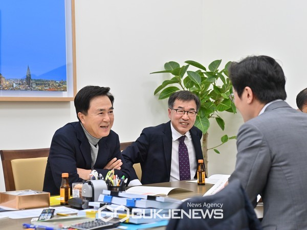 김태흠 충남도지사가 전형식정무부지시와  20일 내년 정부예산 확보를 위해 국회를 방문한 가운데 의원실을 방문해 밝은 분위기에서 지역 현안에 대한 설명을 하고 있다/충남도청 제공