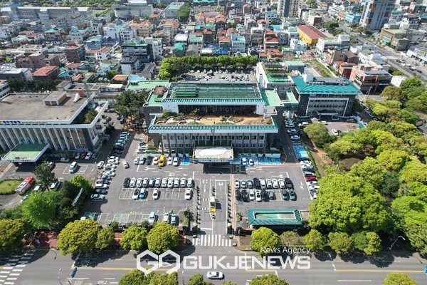 해 초 선착순 조기 마감으로 논란이 일었던 청년 문화복지포인트 사업에 공무원들이 사전 정보로 선점한 사실이 감사 결과 드러났다.[사진=제주도청 전경]