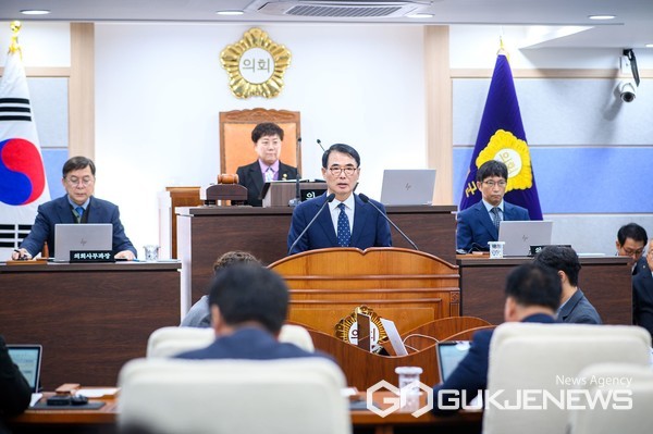 (사진제공=남해군)장충남 군수가 남해군의회에서 시정연설을 통해 내년도 예산안을 설명하고 있다