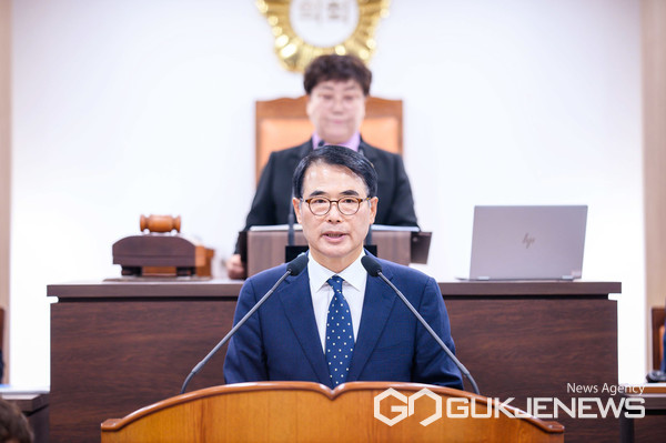 (사진제공=남해군)장충남 군수가 남해군의회에서 시정연설을 통해 내년도 예산안을 설명하고 있다