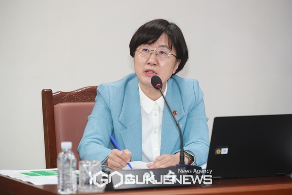 20일 열린 제433회 제주도의회 교육위원회 예산안 심사에서 고의숙 의원은 제주지역 AI 디지털 교과서 도입에 대해 한학기 유보, 시범운영 등을 우선 실시해 점차적으로 도입해야 한다는 의견을 제시했다.[사진=제주도교육청]