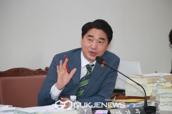 제주도의회 강경문 의원이 통학 지원 예산 재구성하면 청소년의 무료 탑승이 경제적이라는 제안을 했다.[사진=제주도의회]