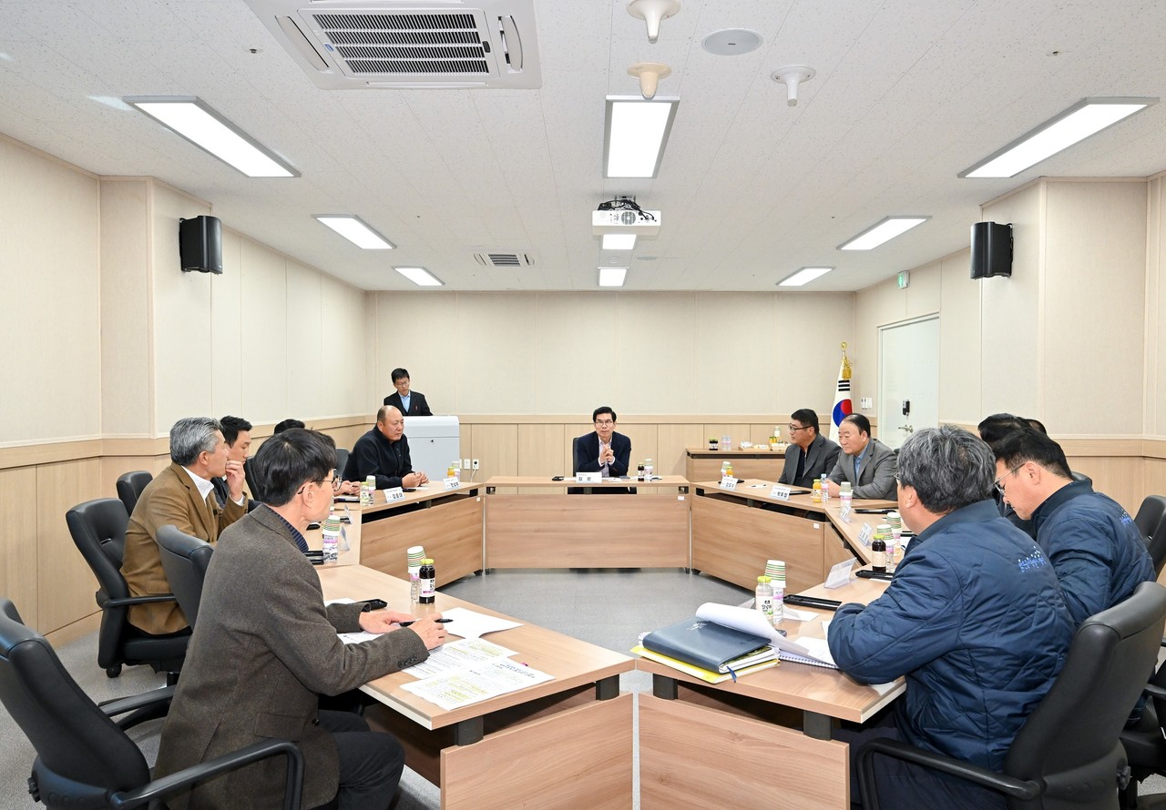 (사진제공=영덕군)(김광열 영덕군수가 수산업 종사자들의 애로사항을 청취하며 소통하고 있다.)