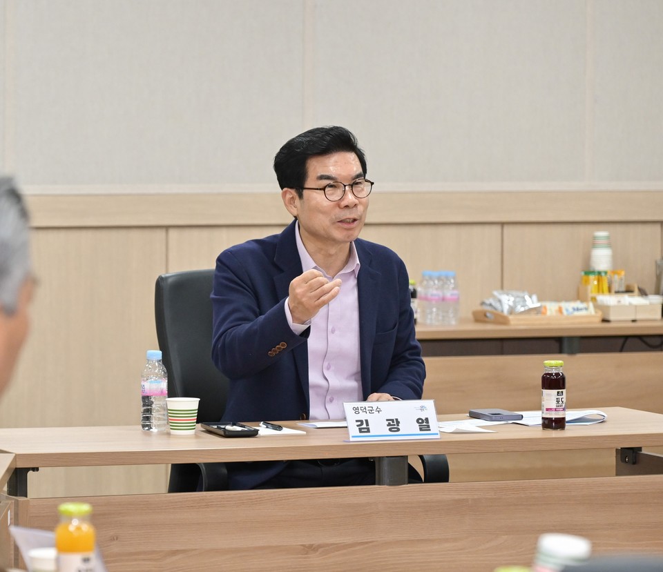 (사진제공=영덕군)(김광열 영덕군수가 수산업 종사자들의 애로사항을 청취하며 소통하고 있다.)