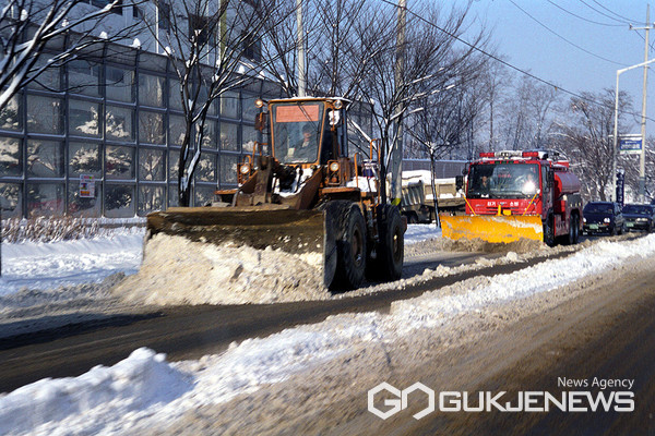 ▲도로 제설 모습(사진=하남시)