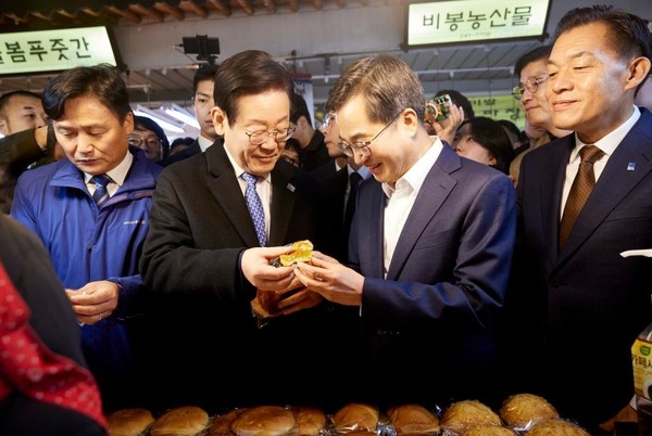 21일 오전 김동연 경기도지사가 이재명 더불어민주당 대표, 진성준 정책위의장, 김승원 경기도당위원장, 국회의원(김영진, 김준혁, 염태영), 이재준 수원시장과 함께 민생현장 방문을 하고 있다. 사진제공=경기도청