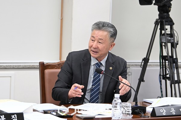 21일 열린 제주도의회 제433회 정례회 농수축경제위원회 2025년 예산안 심의에서 양용만(국민의힘, 한림읍)은 제주시 및 읍면동 예산이 급감한 것에 날을 세웠다[사진=제주도의회]