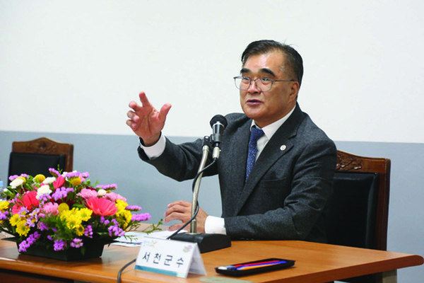 충남도 감사위원회가 의뢰한 명품백 수수의혹에 대해 충남 경찰이 '혐의 없음'으로 사건을 종결한 가운데 김기웅 서천군수가 최근 