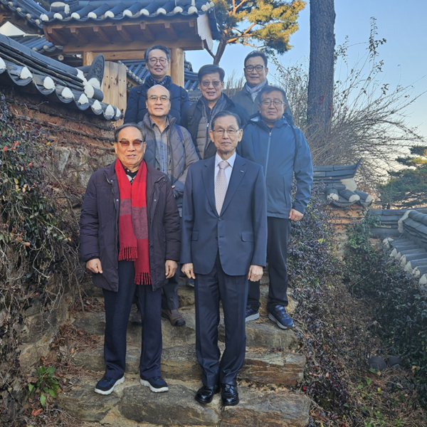 불교공공포럼(회장 이태영) 회원들이 전등사 객사 앞에서 함께했다.(국제뉴스=박종진 기자) 