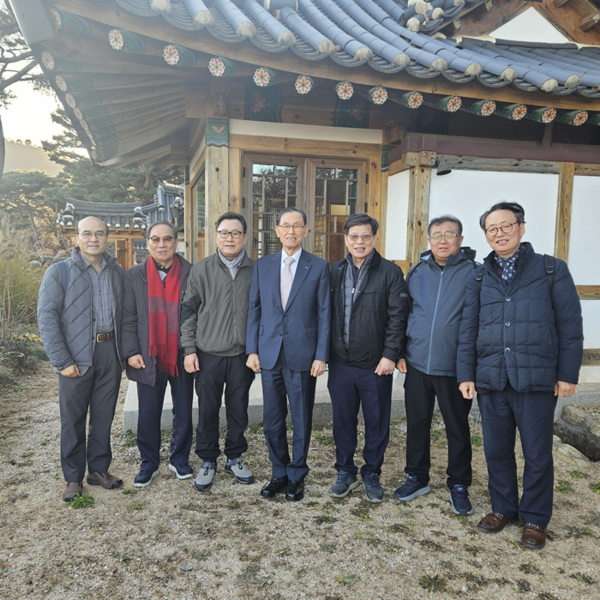 불교공공포럼(회장 이태영) 회원들이 전등사 객사 앞에서 함께했다.(국제뉴스=박종진 기자) 